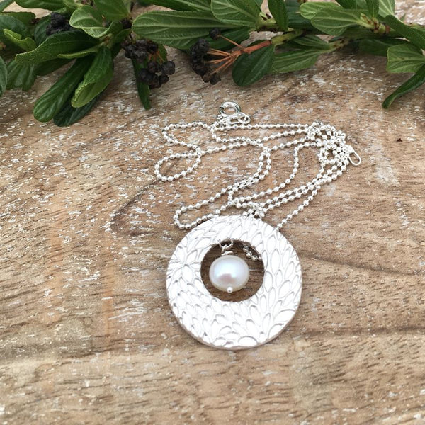Gorgeous Circle Pendant With A Freshwater Pearl